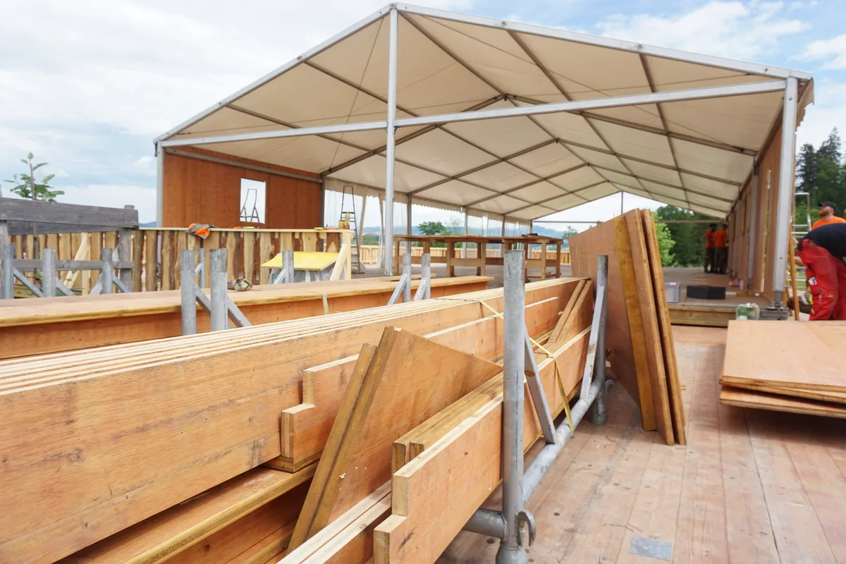 Holzbretter vor einem Zelt